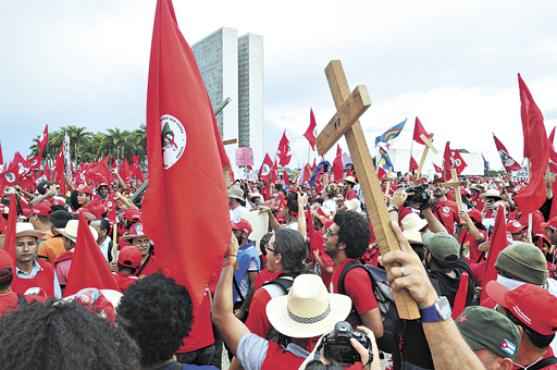 Policiais são alvo de objetos atirados por manifestantes. Acima, PM ferido no protesto. À direita, a Praça dos Três Poderes tomada pelo MST (Antonio Cunha/CB/D.A Press) Policiais são alvo de objetos atirados por manifestantes. Acima, PM ferido no protesto. À direita, a Praça dos Três Poderes tomada pelo MST (Antonio Cunha/CB/D.A Press)