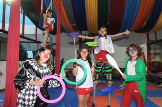Flávia Laborne, Gustavo Mendonça, Sophia Abreu, Isabella Lima e Jordi Vintró aprendem as técnicas da arte circense no Colégio Seriös (Carlos Moura/CB/D.A Press) Flávia Laborne, Gustavo Mendonça, Sophia Abreu, Isabella Lima e Jordi Vintró aprendem as técnicas da arte circense no Colégio Seriös (Carlos Moura/CB/D.A Press)
