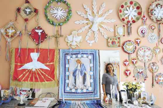 Sala de visita de Rozeli Costa: mandalas, bandeira do Divino, estandartes, objetos que guardam o sentido da religiosidade do Brasil profundo (Janine Moraes/CB/D.A Press) Sala de visita de Rozeli Costa: mandalas, bandeira do Divino, estandartes, objetos que guardam o sentido da religiosidade do Brasil profundo (Janine Moraes/CB/D.A Press)