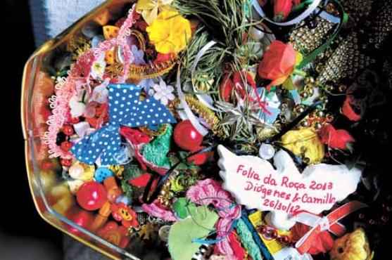 Pequenos enfeites que a artesã vai recolhendo para compor as peças: laços, contas, fitas, linhas, flores de plástico... (Janine Moraes/CB/D.A Press) Pequenos enfeites que a artesã vai recolhendo para compor as peças: laços, contas, fitas, linhas, flores de plástico... (Janine Moraes/CB/D.A Press)