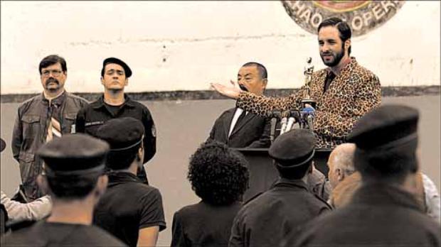 Cena do filme Copa de elite: embalado para provocar gargalhadas na plateia Cena do filme Copa de elite: embalado para provocar gargalhadas na plateia