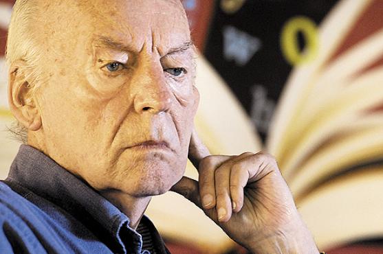 O escritor uruguaio Eduardo Galeano arrancou aplausos da plateia com suas reflexões sobre a relação tensa entre o futebol e a política O escritor uruguaio Eduardo Galeano arrancou aplausos da plateia com suas reflexões sobre a relação tensa entre o futebol e a política