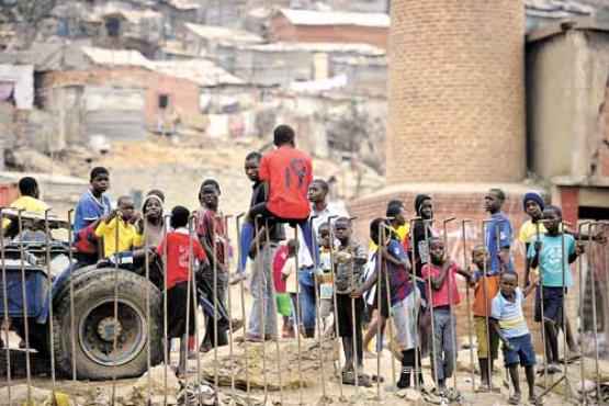 Movimento pela libertação de Angola: a revolução teve impacto nas novas gerações de escritores (Stephane de Sakutin/AFP - 31/8/12 ) Movimento pela libertação de Angola: a revolução teve impacto nas novas gerações de escritores (Stephane de Sakutin/AFP - 31/8/12 )