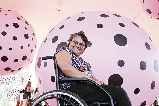O joelho machucado não impediu Erineide de ir à mostra. Ela fez questão de passar por todas as galerias (Ana Rayssa/Esp. CB/D.A Press) O joelho machucado não impediu Erineide de ir à mostra. Ela fez questão de passar por todas as galerias (Ana Rayssa/Esp. CB/D.A Press)