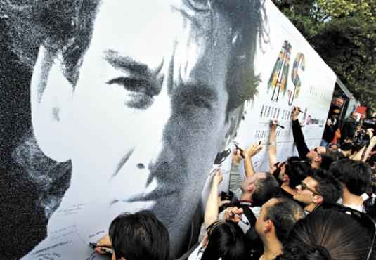Fãs deixaram tributos no muro da curva Tamburello (Alessandro Garofalo/Reuters) Fãs deixaram tributos no muro da curva Tamburello (Alessandro Garofalo/Reuters)
