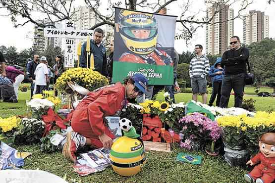 Admiradores também compareceram ao túmulo de Senna em São Paulo (Nelson Almeida/AFP ) Admiradores também compareceram ao túmulo de Senna em São Paulo (Nelson Almeida/AFP )
