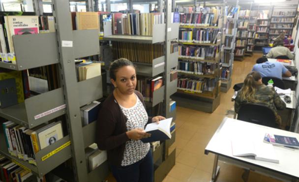 Renata Nunes se prepara para o vestibular na biblioteca da 312/313 Sul, mas reclama da estrutura (Fotos: Ed Alves/CB/D.A Press) Renata Nunes se prepara para o vestibular na biblioteca da 312/313 Sul, mas reclama da estrutura (Fotos: Ed Alves/CB/D.A Press)