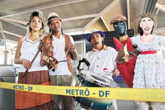 Os artistas que fazem parte do projeto Estação Brincadeira Popular comemoram a iniciativa (Oswaldo Reis/Esp. CB/D.A Press) Os artistas que fazem parte do projeto Estação Brincadeira Popular comemoram a iniciativa (Oswaldo Reis/Esp. CB/D.A Press)