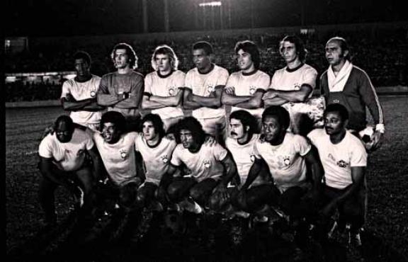 Na partida contra o Haiti, o Brasil foi escalado com (da esquerda para a direita, em pé): Zé Maria, Leão, Marinho Chagas, Luís Pereira, Clodoaldo, Piazza. Agachados: Jairzinho, Carpegianni, César Maluco, Rivelino e Paulo César Caju (Arquivo Público do DF/CB/D.A Press) Na partida contra o Haiti, o Brasil foi escalado com (da esquerda para a direita, em pé): Zé Maria, Leão, Marinho Chagas, Luís Pereira, Clodoaldo, Piazza. Agachados: Jairzinho, Carpegianni, César Maluco, Rivelino e Paulo César Caju (Arquivo Público do DF/CB/D.A Press)