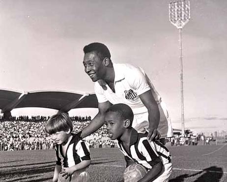 Pelé posa durante o certame inaugural do estádio que leva o nome dele (Arquivo Público do DF/CB/D.A Press) Pelé posa durante o certame inaugural do estádio que leva o nome dele (Arquivo Público do DF/CB/D.A Press)