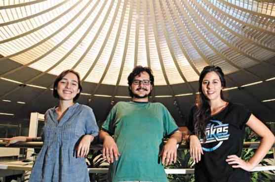 Isabela, Alexandre e Júlia não chegaram a ter aulas com Lelé, mas aprendem diariamente com as obras dele feitas na Universidade de Brasília (Bruno Peres/CB/D.A Press) Isabela, Alexandre e Júlia não chegaram a ter aulas com Lelé, mas aprendem diariamente com as obras dele feitas na Universidade de Brasília (Bruno Peres/CB/D.A Press)