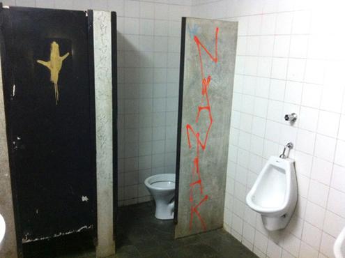 Banheiro em manutenção: o abandono interno é similar àquele observado do lado de fora Banheiro em manutenção: o abandono interno é similar àquele observado do lado de fora