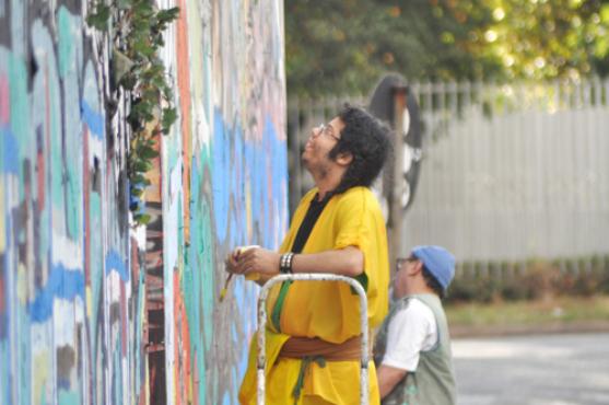 Ajuda comunitária. Artistas se reúnem para tentar mantê-lo vivo Ajuda comunitária. Artistas se reúnem para tentar mantê-lo vivo