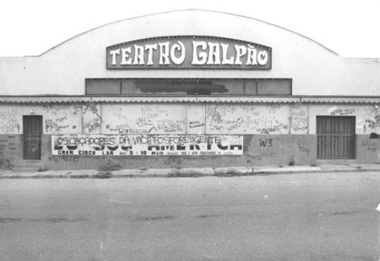 Em 1974, um antigo depósito se torna palco principal da cidade. Grande agitação artística até o declínio, a partir dos anos 1990 Em 1974, um antigo depósito se torna palco principal da cidade. Grande agitação artística até o declínio, a partir dos anos 1990