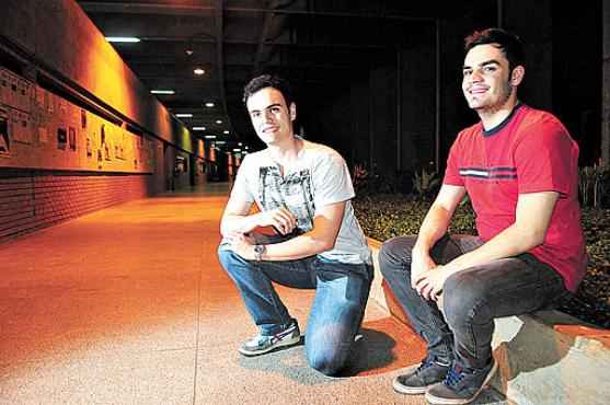 Os irmãos Thiago e Cássio da Costa: teste para acelerar o semestre na escola e decisão liminar efetivaram o ingresso precoce na universidade (Bruno Peres/CB/D.A Press) Os irmãos Thiago e Cássio da Costa: teste para acelerar o semestre na escola e decisão liminar efetivaram o ingresso precoce na universidade (Bruno Peres/CB/D.A Press)