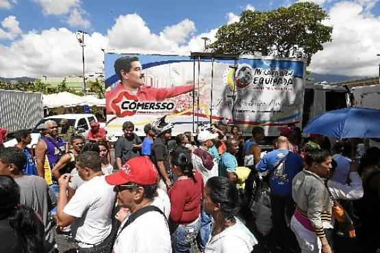 Consumidores fazem fila em feira livre de Caracas: desabastecimento castiga os venezuelanos desde 2012 (Juan Barreto/AFP - 24/1/15)