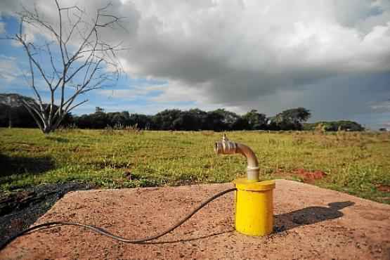 Poço perfurado em Araguari está sem água. A situação tem expulsado diversos agricultores da região (Leandro Couri/EM/D.A Press - 16/6/15)