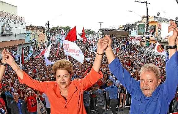 Dilma Rousseff e Lula em Goiana (PE), nas eleiÃ§Ãµes de 2014: agenda comum pela regiÃ£o Nordeste (Ricardo Stuckert/Instituto Lula - 21/10/14)