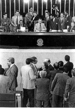 Ibsen Pinheiro (C) despacha o pedido contra Collor em plenário (Jefferson Pinheiro/CB/D.A Press - 1/9/92)