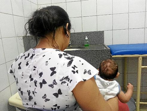 Mãe leva filho com microcefalia para ser atendido em hospital. Em Pernambuco, foram diagnosticados 141 casos (Larissa Rodrigues/Esp. DP/D.A Press)