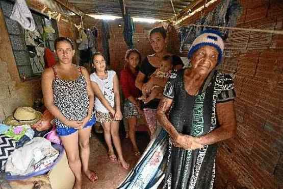 Francisca Rodrigues de Oliveira trabalha com reciclagem e recebe LOAS. Cria netos e bisnetos na Estrutural (Breno Fortes/CB/D.A Press)