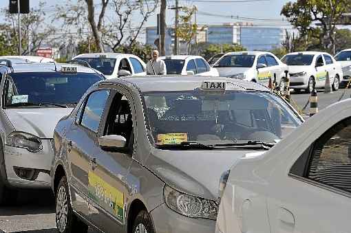 Motoristas de táxi e de transporte escolar recebem o auxílio emergencial