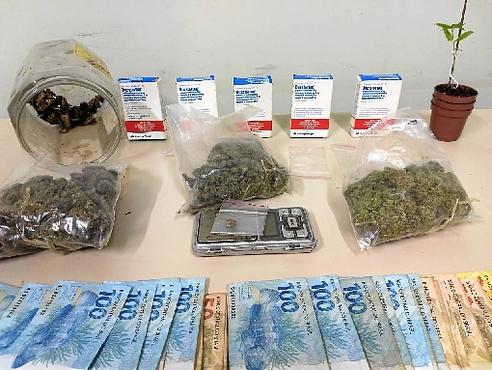 No imóvel do personal trainer, a polícia apreendeu, além de drogas, R$ 2,5 mil em dinheiro e anabolizantes (PCDF/Divulgação)