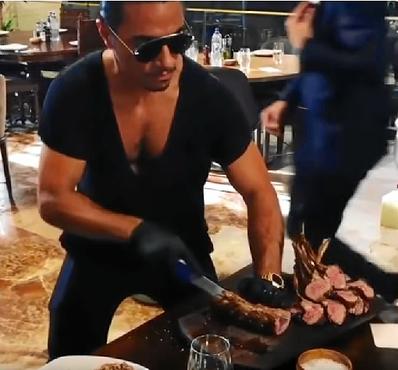 O chef turco Salt Bae corta pedaços suculentos de chuleta de cordeiro...
 (Youtube/Reprodução)