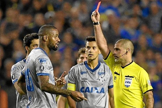 Dedé tenta explicar que não teve a intenção de agredir o goleiro Andrada (Eitan Abramovich/AFP
)