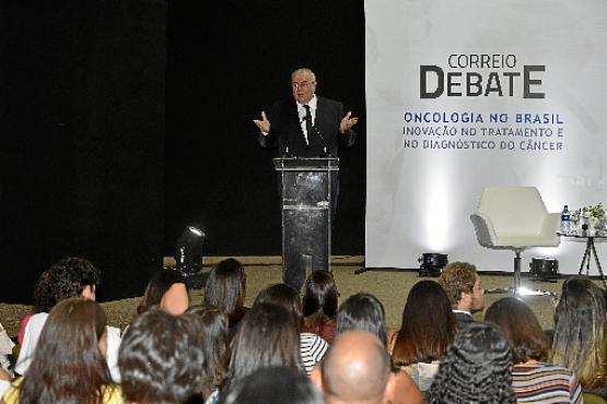 O ministro Adeilson Loureiro Cavalcanti durante debate no jornal: em 2017, governo repassou R$ 4,6 bilhões ao SUS para tratamento da doença (Marcelo Ferreira/CB/D.A Press)