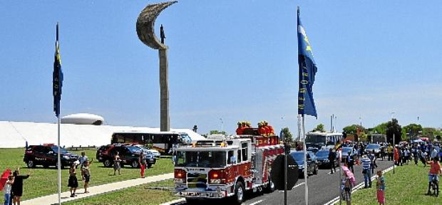 O corpo de Joaquim Roriz deixou o Memorial JK em um caminhão do Corpo de Bombeiros, que passou pela Esplanada dos Ministérios e pela L4 antes de alcançar a Asa Sul (Valerio Ayres/CB/D.A Press)