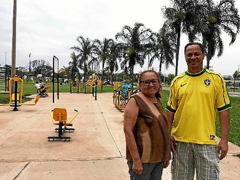 Espaço de convivência: Ieda Coelho e Marco Antônio se encontram na PEC para uma boa prosa (Sarah Paes/Esp. CB/D.A Press)