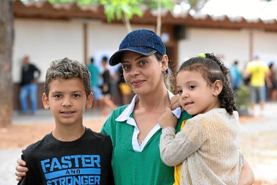 O sonho de Patrícia de Sousa é que os filhos, Nathan e Layla, possam estudar em escola pública (Wallace Martins/Esp. CB/D.A Press)