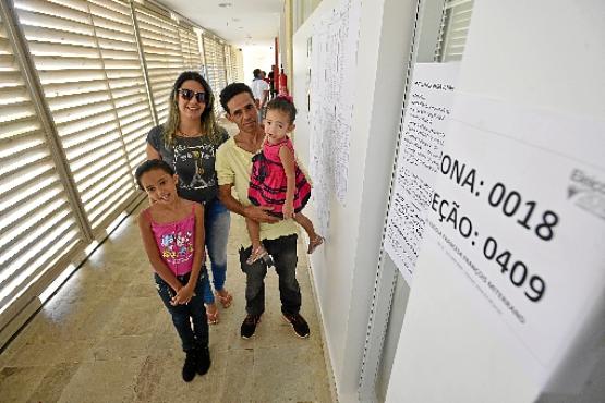 Ana Paula e Marcelino Alves levaram as filhas Mariana e Manuela para a votação: lição sobre democracia (Marcelo Ferreira/CB/D.A Press)