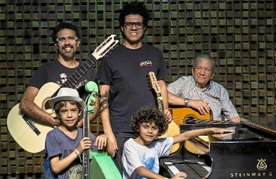 Em sentido hor&aacute;rio, Hamilton de Holanda; o pai, Jos&eacute; Am&eacute;rico;  o filho Gabriel; o sobrinho Bento; e o irm&atilde;o, Fernando C&eacute;sar (Thiago Milreu /Divulga&ccedil;&atilde;o -  Arquivo Pessoal - Reprodu&ccedil;&atilde;o)
