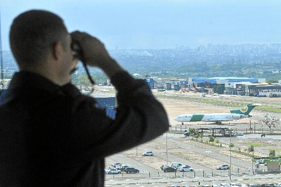 Quem trabalha na torre lida visualmente com os aviões, observando aterrissagens, decolagens e o taxiamento (Minervino Junior/CB/D.A Press)