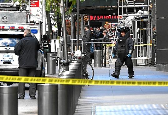 Especialista do esquadrão antibombas da polícia de Nova York deixa o complexo Time Warner Center, onde funcionam estúdios da CNN (Timothy A. Clary/AFP



)