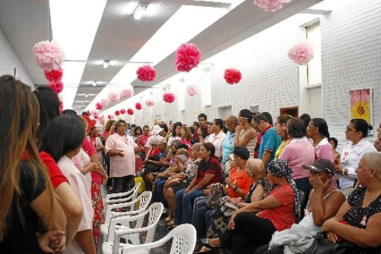 Evento do Instituto Hospital de Base, que reuniu mulheres em tratamento contra o câncer, se transformou num grande salão de beleza (Ana Rayssa/Esp. CB/D.A Press)