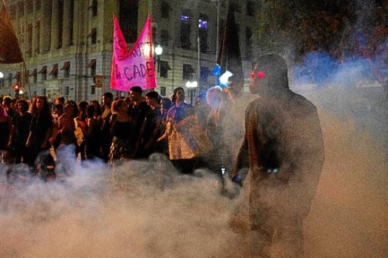 Em meio a manifestantes, brota o instinto de justiçamento do protagonista (Aline Arruda/Divulgação)