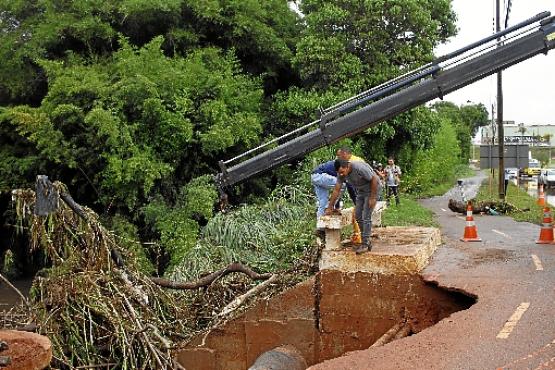 O Córrego Samambaia transbordou e destruiu parte da Estrada Parque Vicente Pires (EPVP): transtorno (Ana Rayssa/Esp. CB/D.A Press)