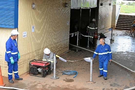 Marcas na parede mostram que o nível da água na estação de metrô de Samambaia Sul chegou a cerca de 1m (Wallace Martins/Esp. CB/D.A Press)