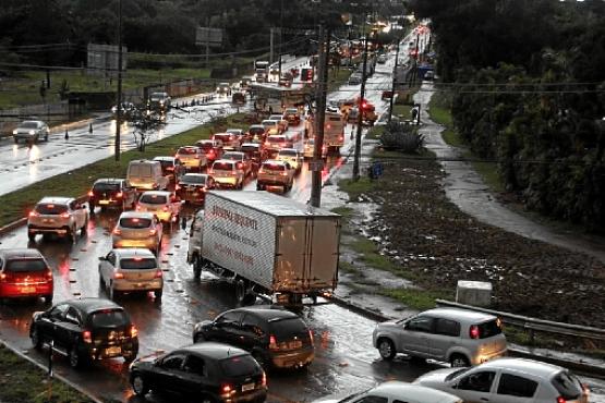 Congestionamento na Estrada Parque Taguatinga no início da noite de ontem: região ficou travada por causa de alagamentos em Vicente Pires (Bárbara Cabral/Esp. CB/D.A Press)