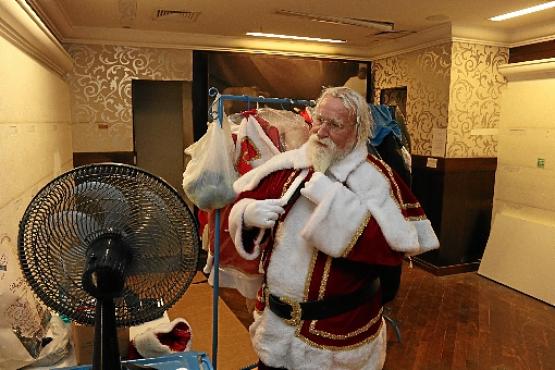 Olídio dos Santos Pereira tem 62 anos e, há 30, se fantasia de Papai Noel durante as festas de fim de ano (Arthur Menescal/Esp. CB/D.A Press)