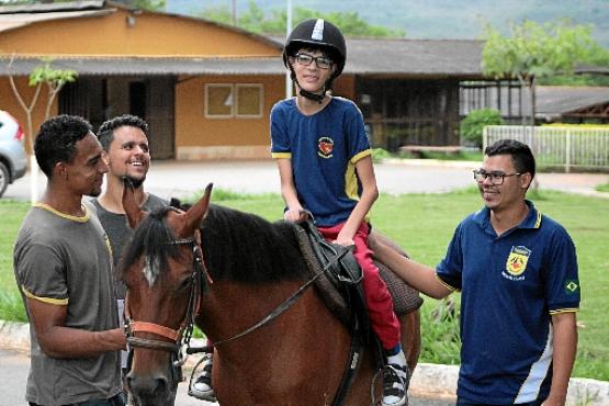 Lucas Carvalho: a terapia melhorou os movimentos do menino de 12 anos (Marilia Lima/CB/D.A Press)