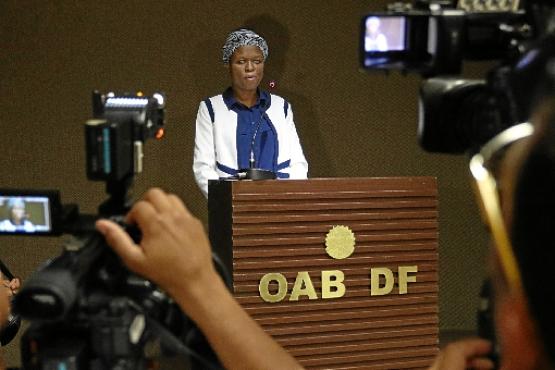 Escolhida como oradora da turma, Nadine Talleis recebeu ontem a sonhada carteirinha da Ordem, em meio a uma plateia emocionada (Fotos: Arthur Menescal/Esp. CB/D.A Press
)