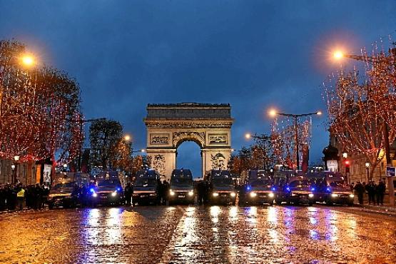 Carros da polícia bloquearam o acesso à Avenida Champs-Élysées: 90 mil agentes mobilizados (Bertrand Guay/AFP)