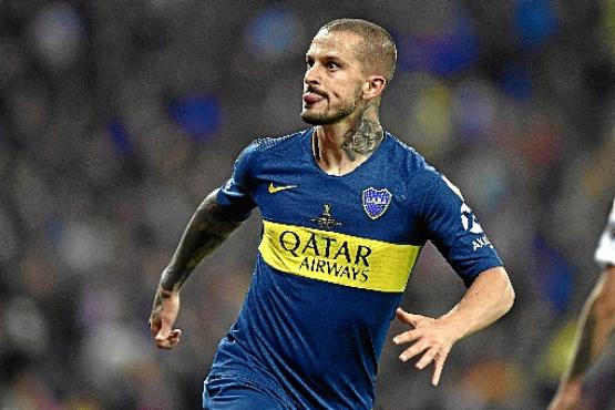 Novamente decisivo, Benedetto abriu o placar e fez careta para os rivais (Soriano/AFP)