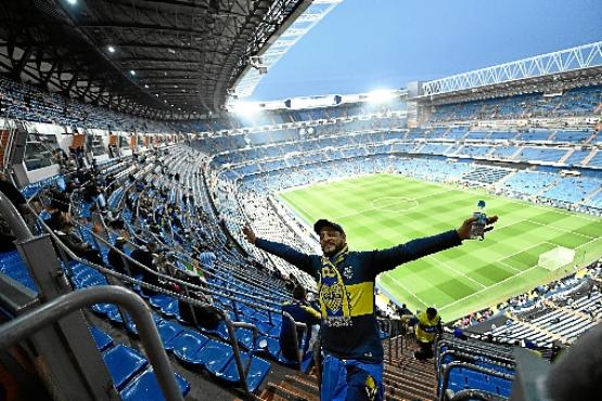 Torcedor do Boca antes do jogo: fãs dos dois times lotaram o estádio (Oscar Del Pozo/AFP)