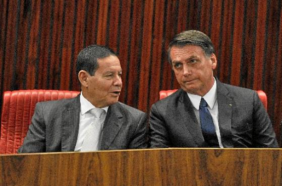 Ao lado do vice, Hamilton Mourão, Bolsonaro preferiu não repetir as críticas que fez ao TSE durante as eleições e elogiou o órgão pela organização (Minervino Junior/CB/D.A Press)