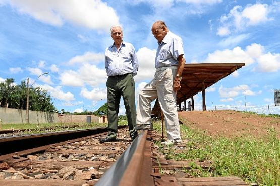 Roosevelt e Mário se lembram com carinho da época em que as locomotivas transportavam passageiros (Arthur Menescal/Esp. CB/D.A Press)